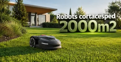 Robot cortacésped 2000m2 trabajando en un jardín grande con césped